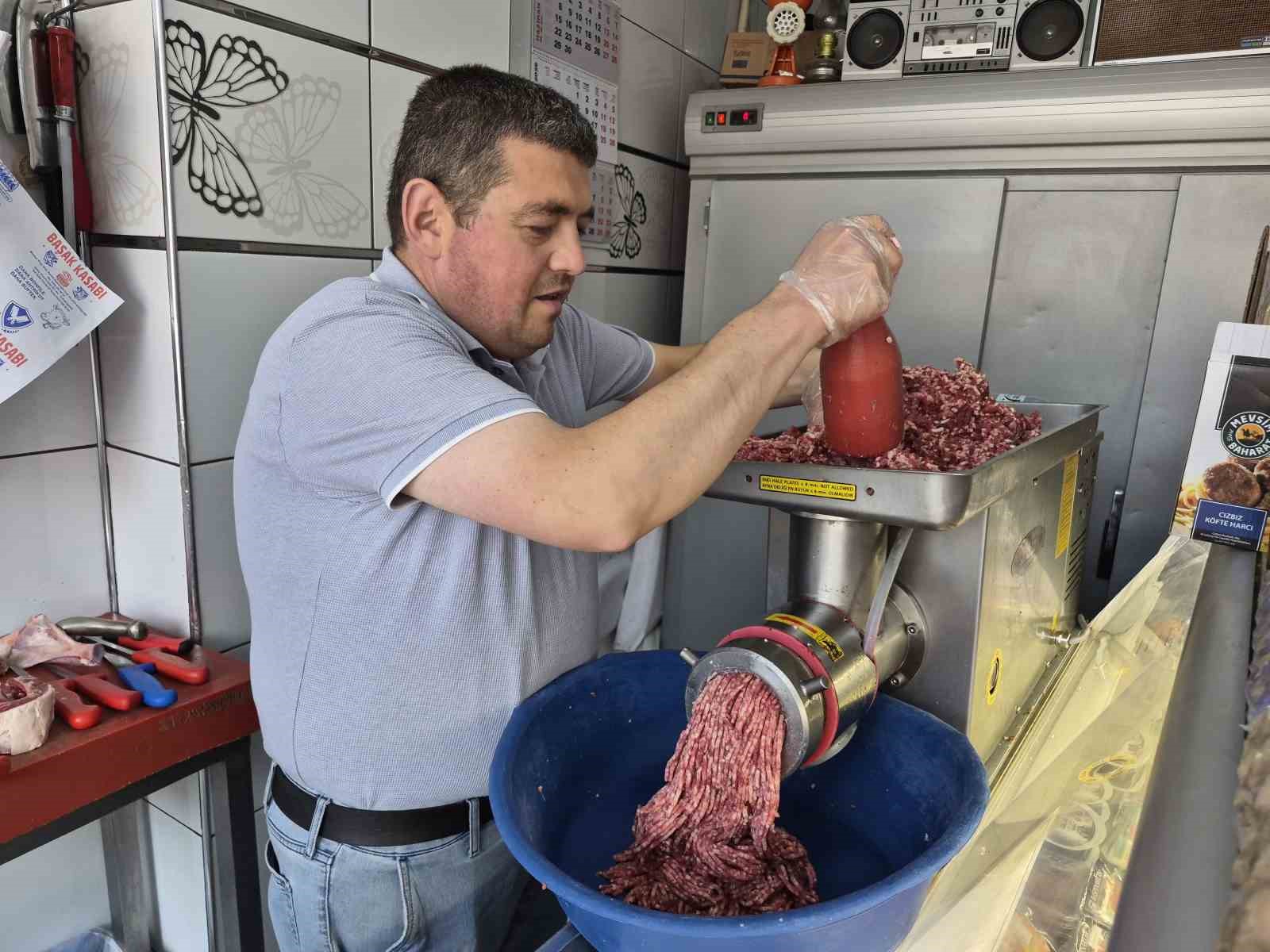 SICAK HAVALARDA KIRMIZI ET VE TAVUK TÜKETİMİNE DİKKAT