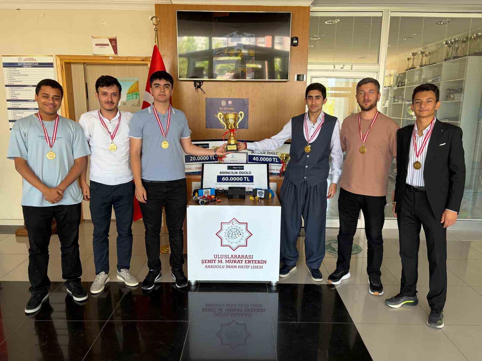 AFRİKALI VE TÜRK ÖĞRENCİLER TASARLAYIP GELİŞTİRDİKLERİ ROBOTLARLA TÜRKİYE ŞAMPİYONU OLDULAR