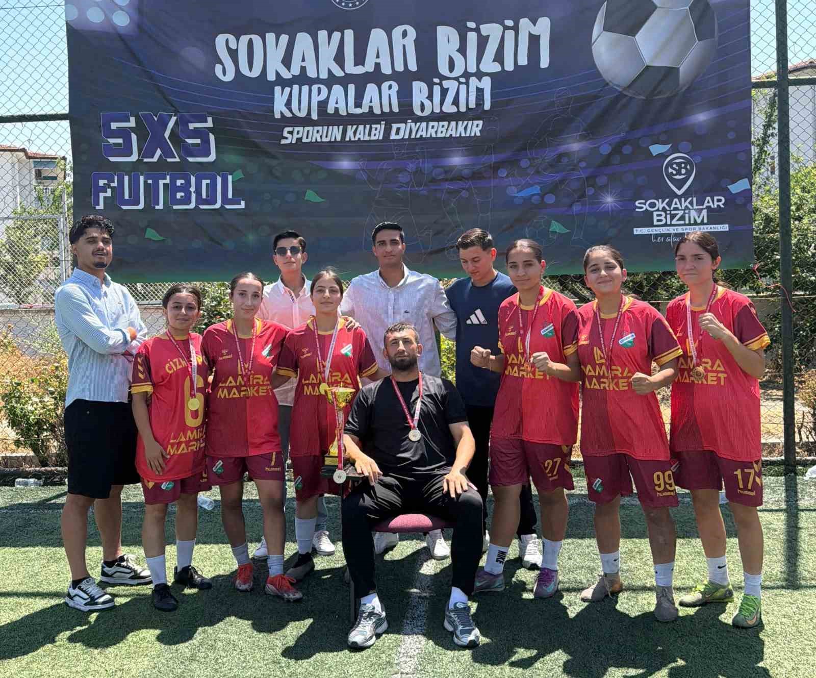 CİZRELİ KADINLAR "5X5 SOKAKLAR BİZİM" FUTBOL TURNUVASINDA BÖLGE ŞAMPİYONU OLDU