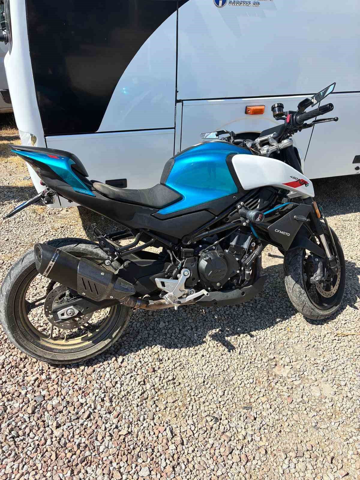 KOCAELİ’DE "DUR" İHTARINA UYMAYAN MOTOSİKLETLİ POLİSE ÇARPTI