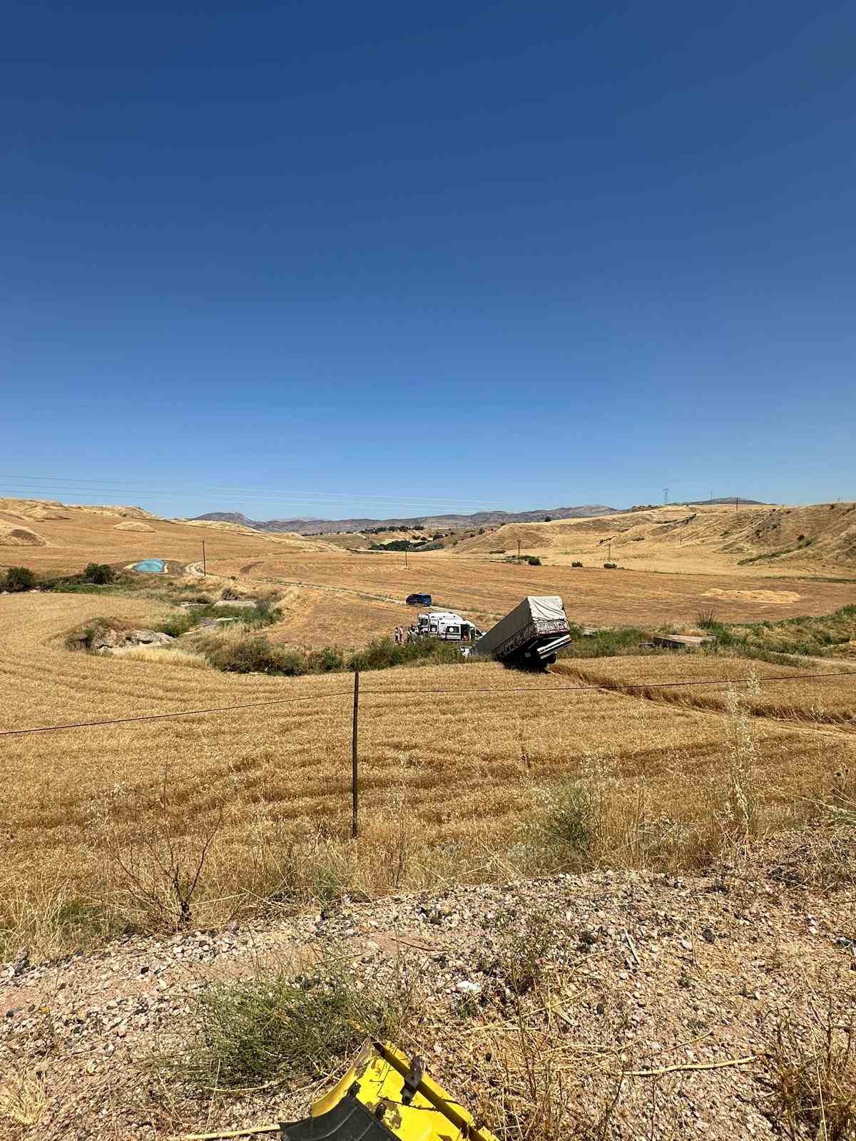 TIR, BARİYER VE BUĞDAY TARLASINI AŞIP SULAMA KANALINA DÜŞTÜ: 3 YARALI