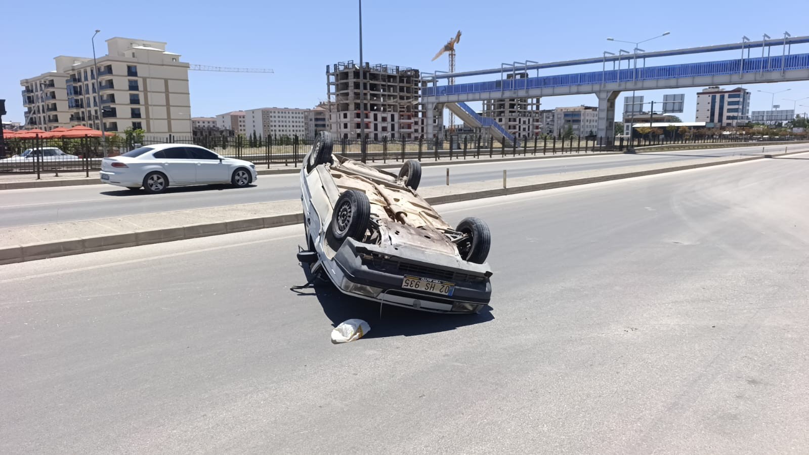 TAKLA ATAN OTOMOBİLİN SÜRÜCÜSÜ YARALANDI