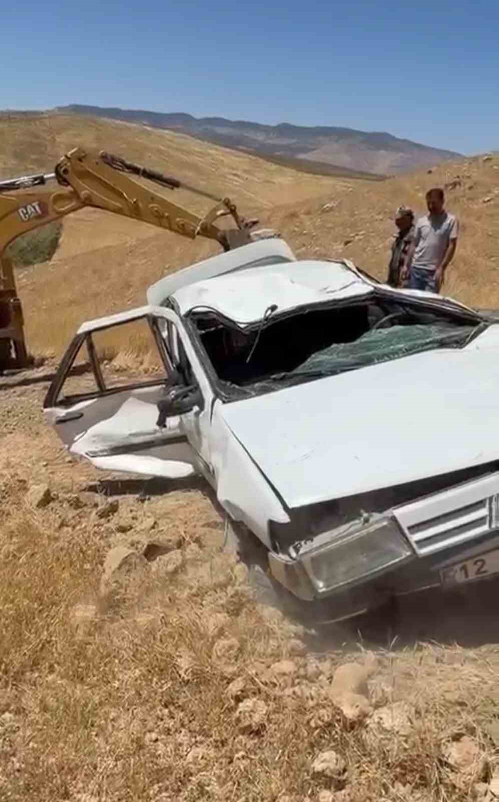 SİİRT’TE OTOMOBİL HURDAYA DÖNDÜ: 2 YARALI