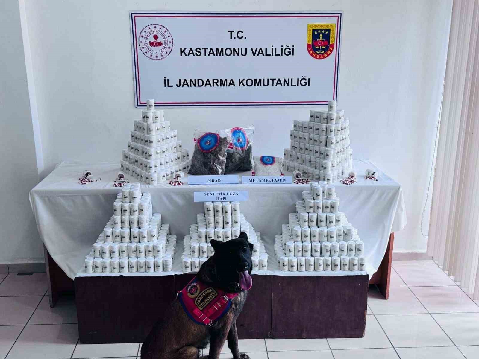 BİNLERCE HAP VE UYUŞTURUCUYLA YAKALANAN SANIK: "BORCUMU ÖDEYEBİLMEK İÇİN GİRİŞTİĞİM BU İŞİ ELİME YÜZÜME BULAŞTIRDIM"