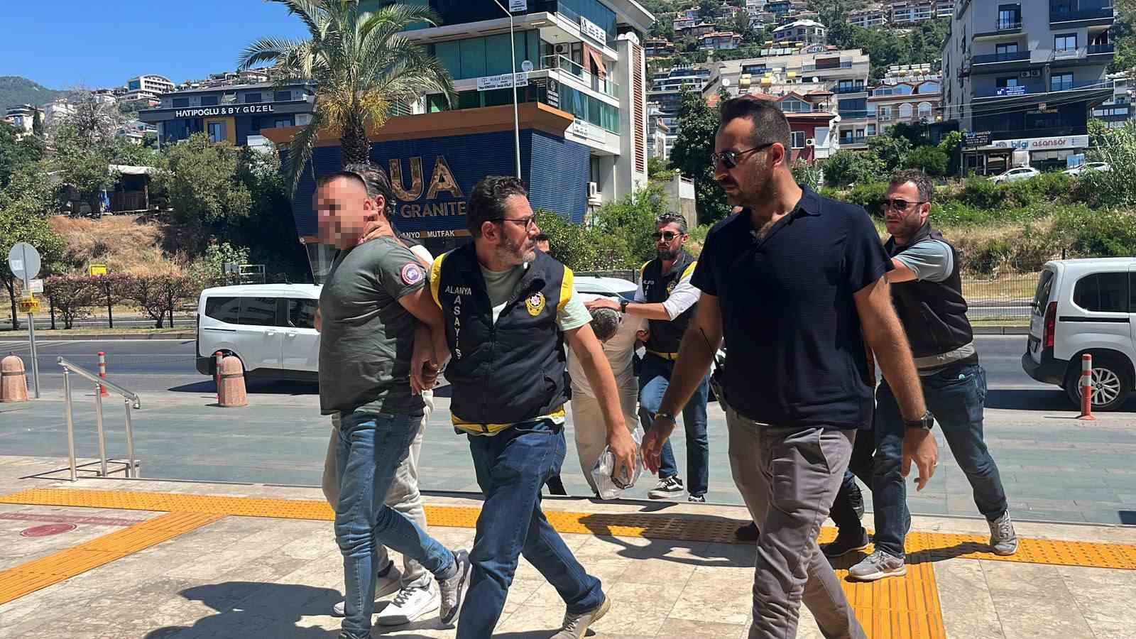 ALANYA’DA TARTIŞMA CİNAYETLE BİTTİ: 1 ÖLÜ, 3 ŞÜPHELİ ADLİYEYE SEVK EDİLDİ