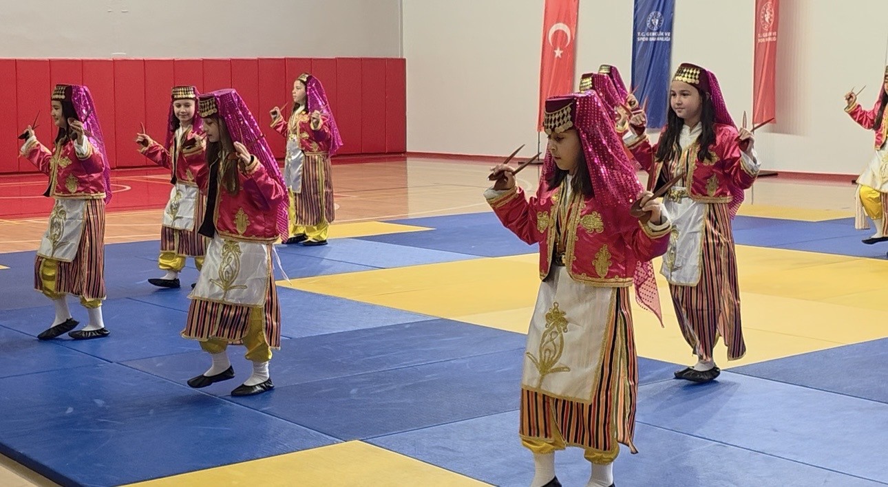 ÇORUM’DA GENÇLER VE ÇOCUKLAR GÖSTERİLERİYLE ALKIŞ TOPLADI
