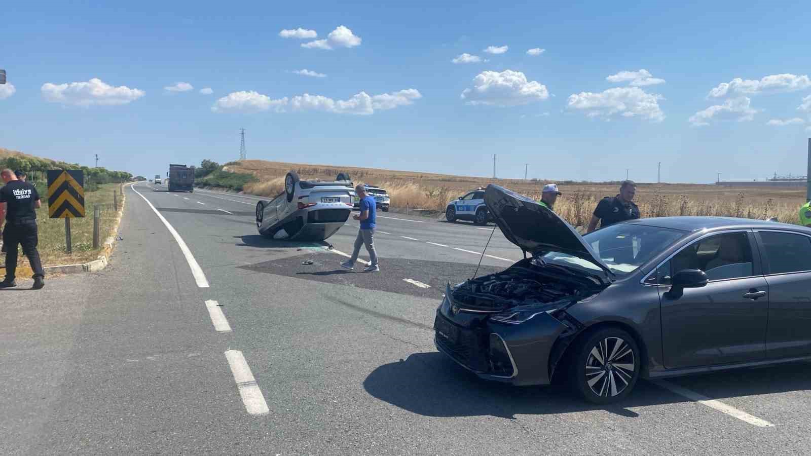 MURATLI’DA KAVŞAKTA İKİ OTOMOBİL ÇAPIŞTI: 3 YARALI