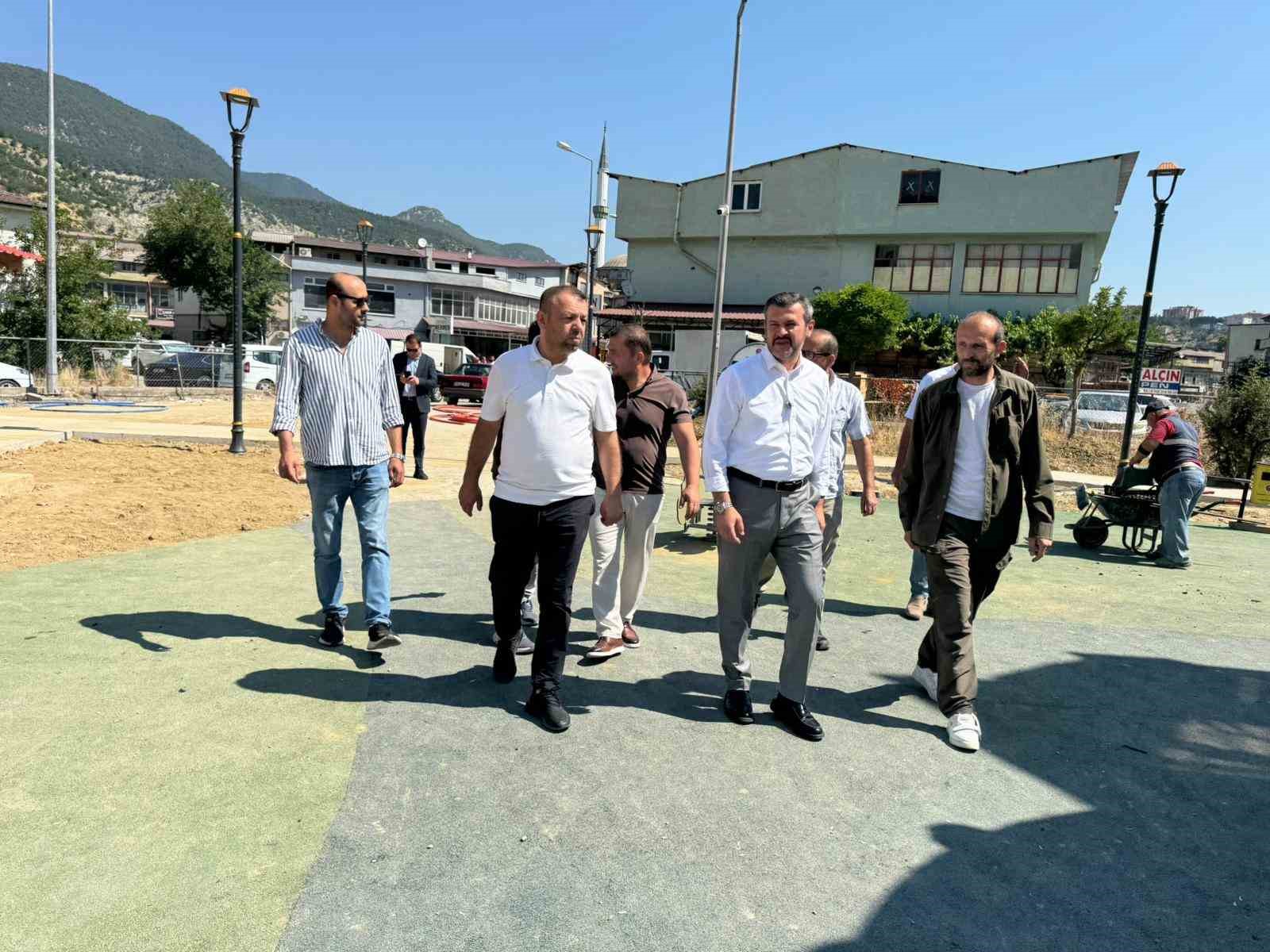 BAŞKAN ÇETİNKAYA YAPIMI SÜREN TEMA PARKLARI İNCELEDİ