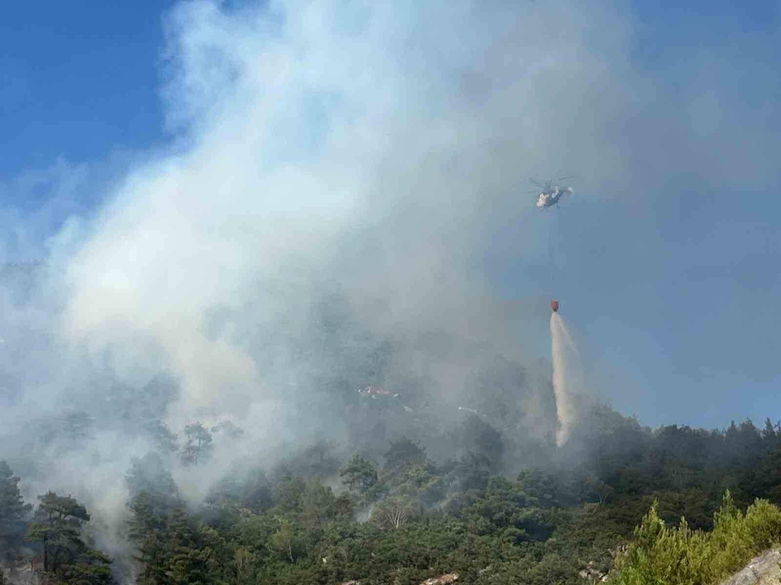 BURSA’DA TARIM ALANINDA ÇIKAN YANGIN ORMANA SIÇRADI: ALEVLER VİLLALARA DOĞRU İLERLİYOR