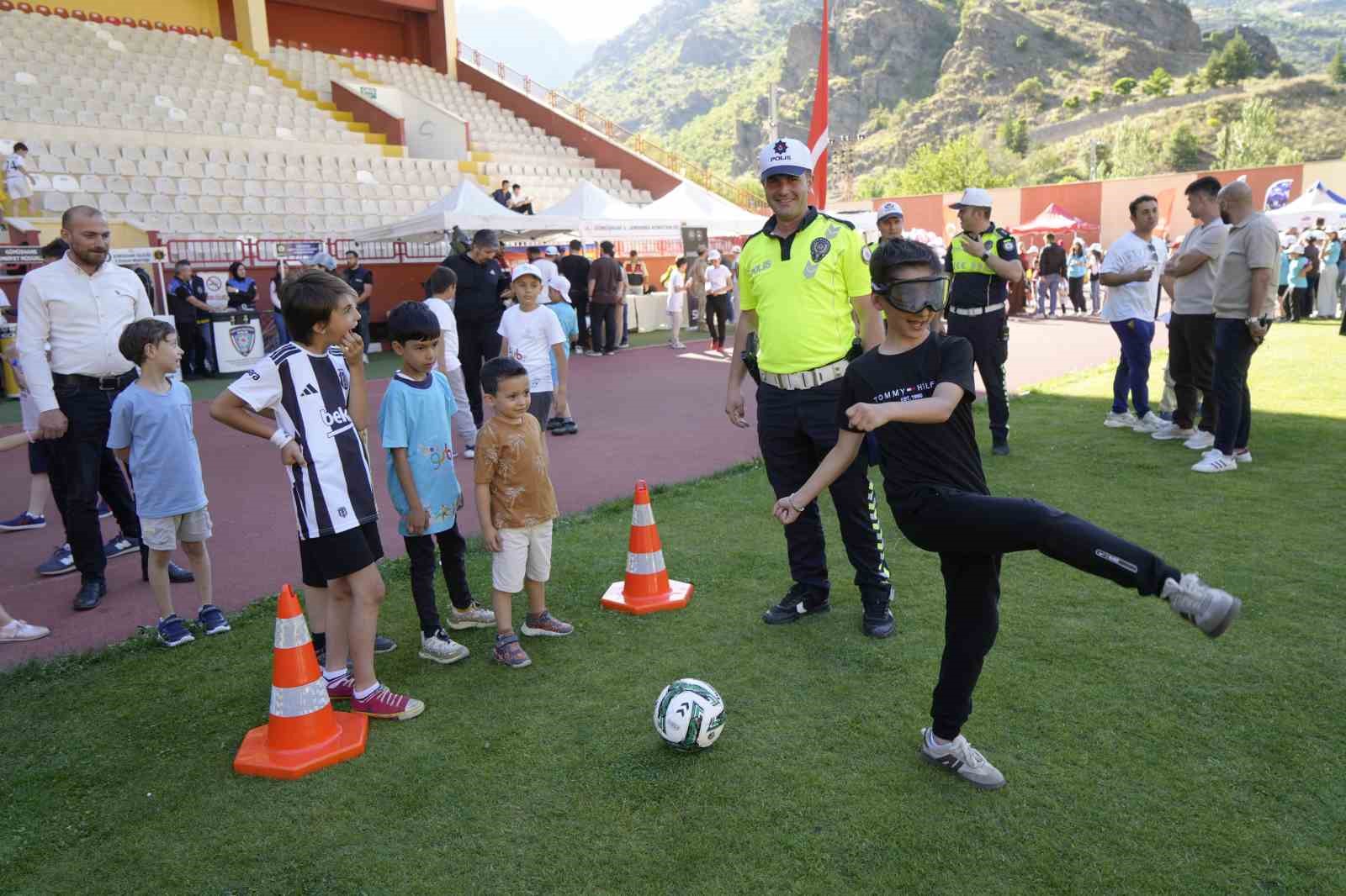 GÜMÜŞHANE’DE ÇOCUKLAR SPOR ŞENLİĞİNDE EĞLENCELİ VAKİT GEÇİRDİ