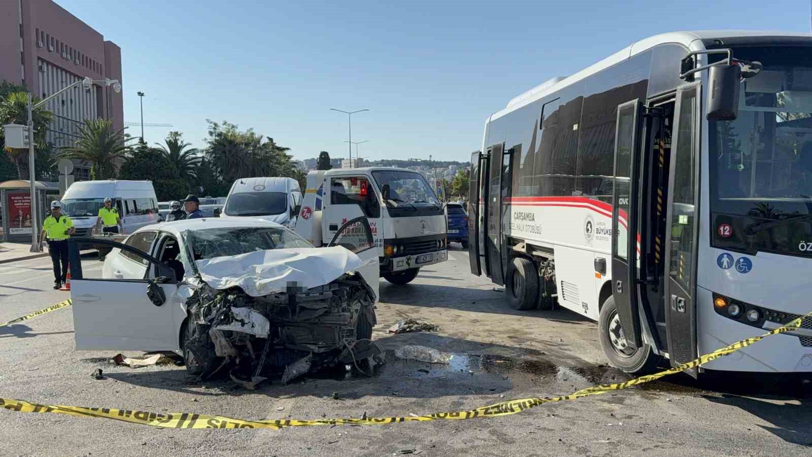 SAMSUN’DA OTOMOBİL İLE HALK OTOBÜSÜ ÇARPIŞTI: 7 YARALI