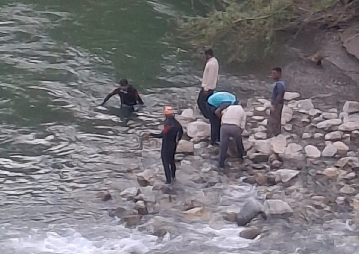 BİTLİS’TE DEREYE GİREN 3 KARDEŞTEN BİRİ HAYATINI KAYBETTİ, DİĞERİNİ İSE BABA KURTARDI