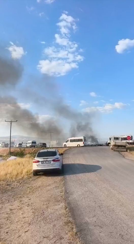 TARIM İŞÇİLERİNİN YAKTIĞI OTLAR PANİĞE NEDEN OLDU