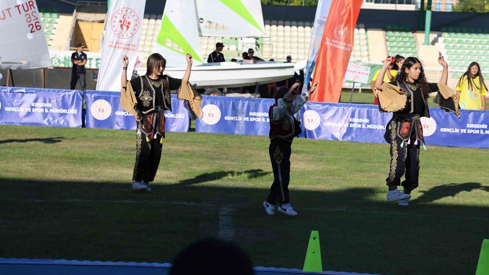 KIRŞEHİR’DE YAZ SPOR OKULLARI 32 BRANŞTA COŞKULU TÖRENLE AÇILDI