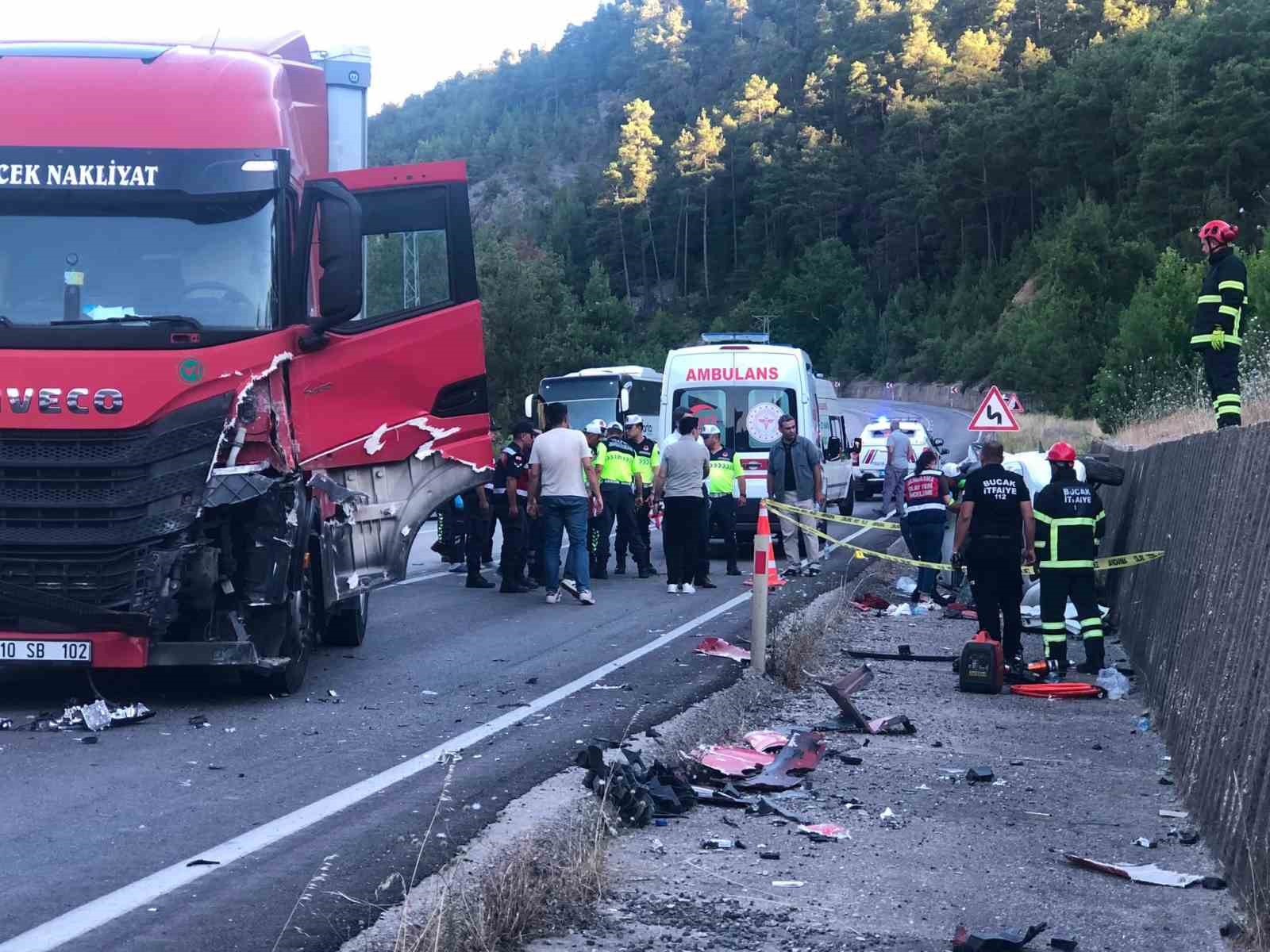BURDUR’DA TIR İLE HAFİF TİCARİ ARAÇ ÇARPIŞTI: 1 ÖLÜ, 1 YARALI
