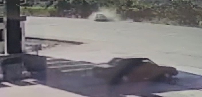 OTOMOBİL PARK HALİNDEKİ ARACA ÇARPTI: 1 ÖLÜ, 2 YARALI