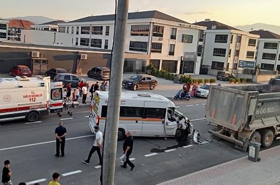 KAMYONA ARKADAN ÇARPAN SERVİSİN SÜRÜCÜSÜ AĞIR YARALANDI