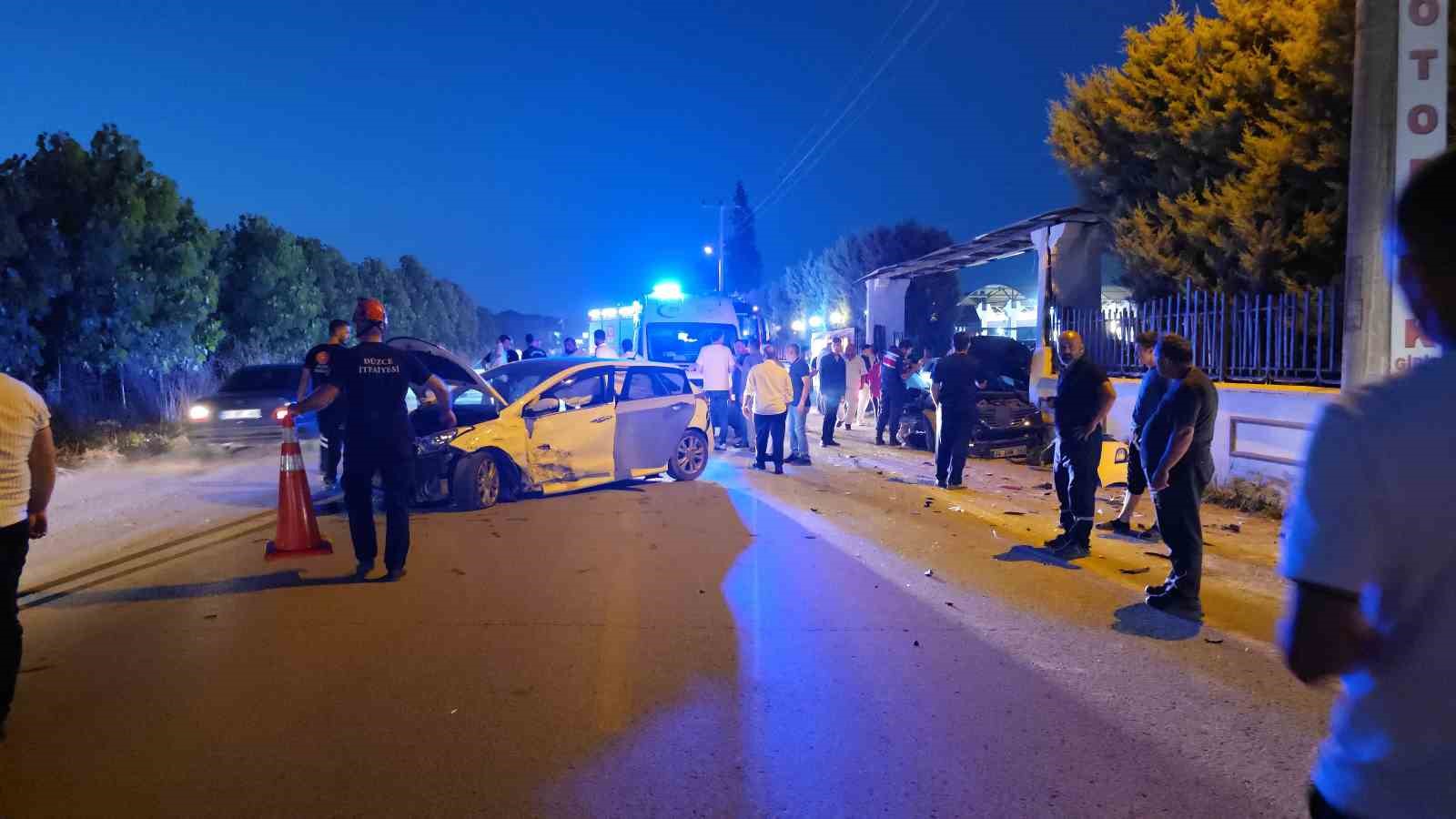 DÜĞÜN SALONU ÖNÜNDE KAZA: 4 YARALI