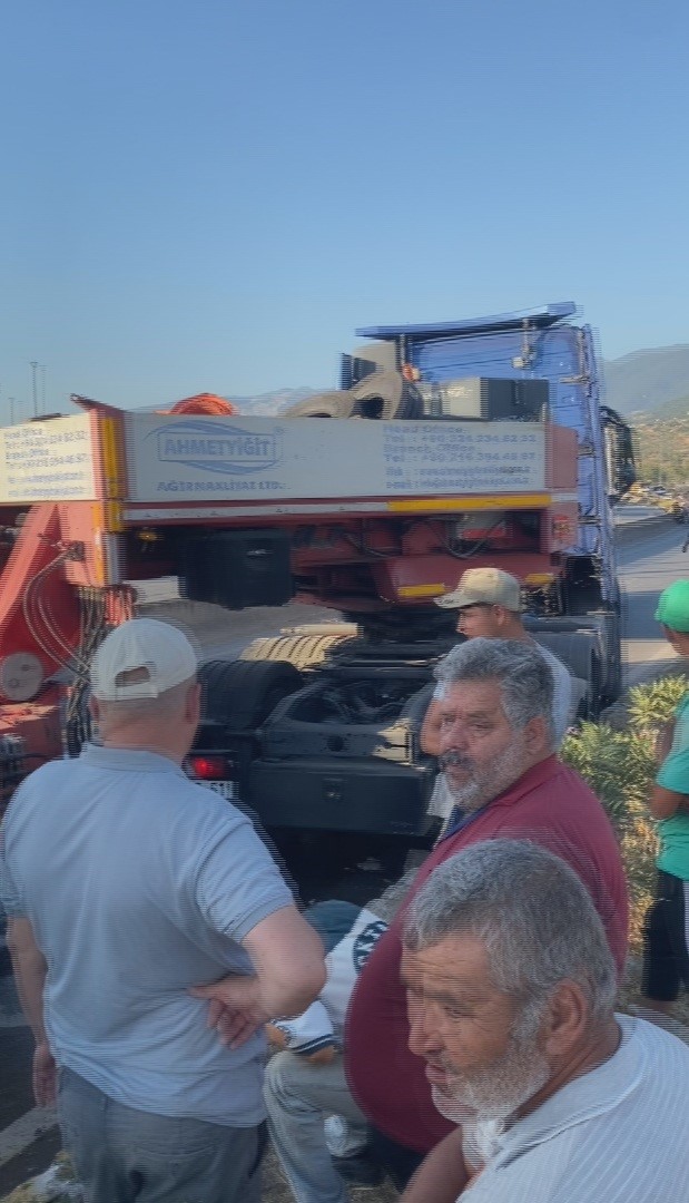 HATAY’DA DEVRİLEN TIR YOLU TRAFİĞE KAPATTI, UZUN ARAÇ KUYRUĞU OLUŞTU