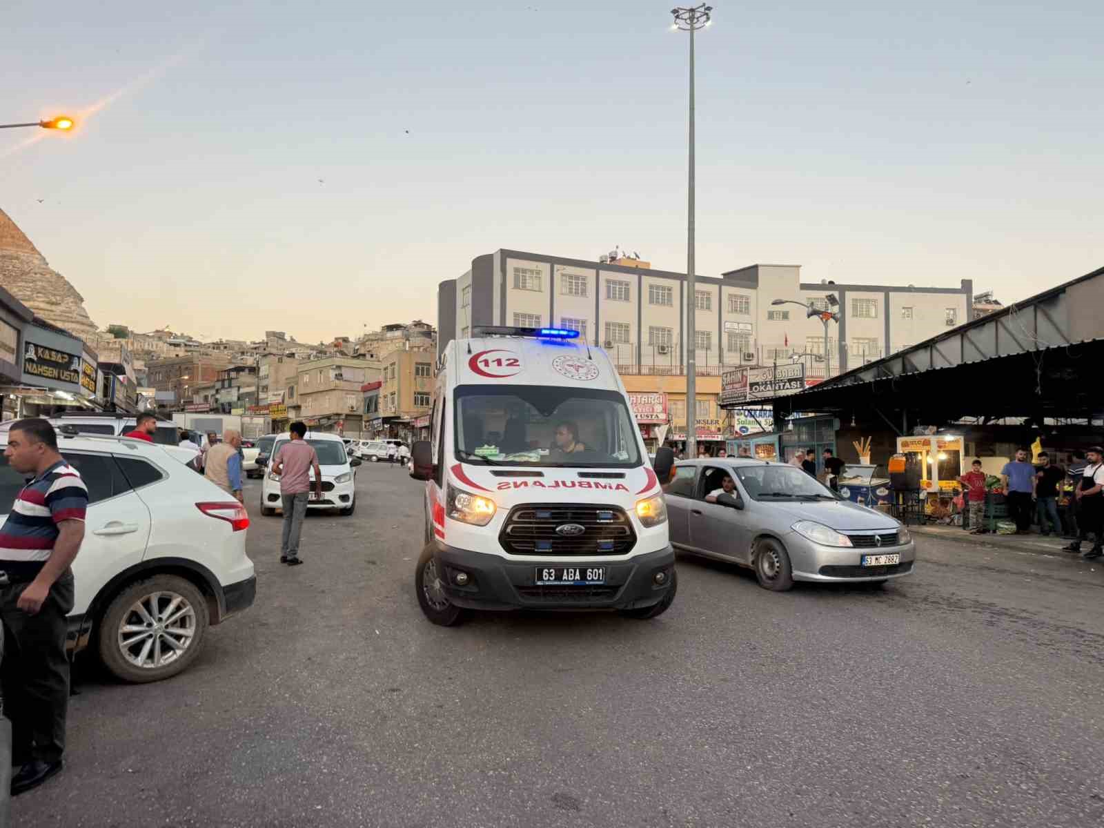 BİRECİK’TE BIÇAKLI KAVGA: 1 YARALI