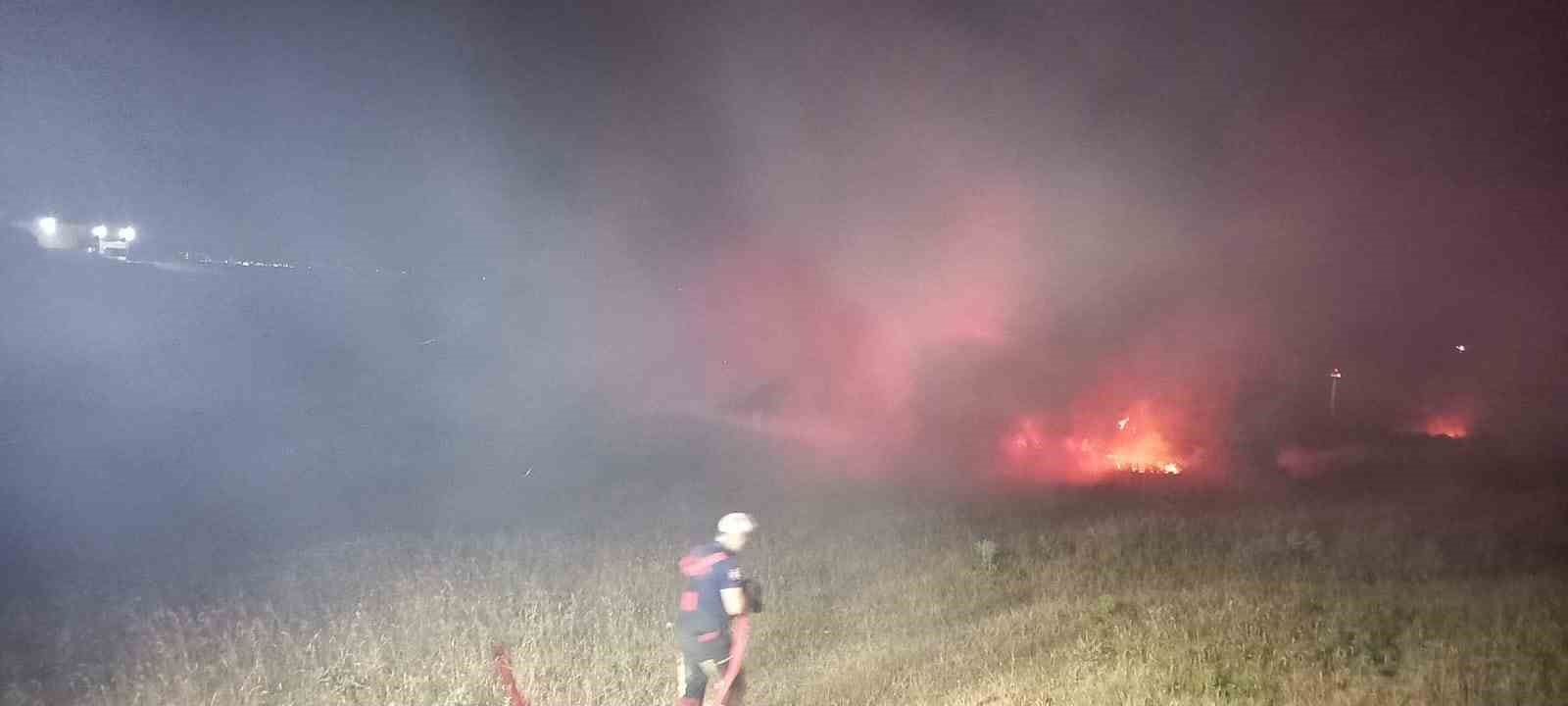 BANDIRMA’DA ESKİ ASKERİ ÇAMLIKTA ÇIKAN YANGIN SÖNDÜRÜLDÜ