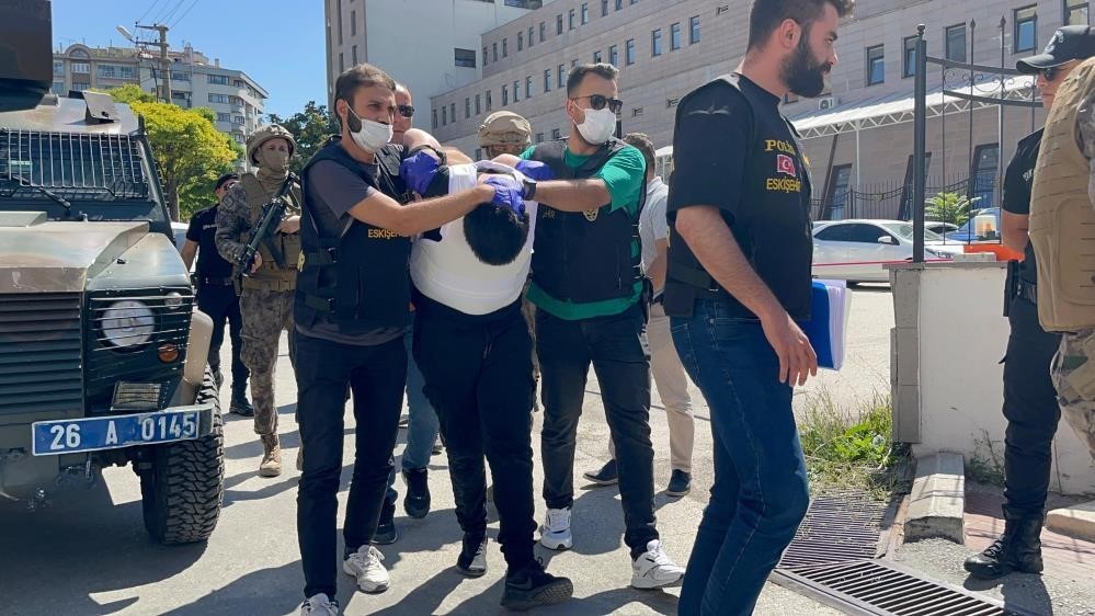 ESKİŞEHİR’DE NEO-NAZİ SEMBOLÜ OLAN HÜCUM YELEĞİ İLE 5 KİŞİYİ BIÇAKLAYAN SALDIRGAN HAYATINI KAYBETTİ