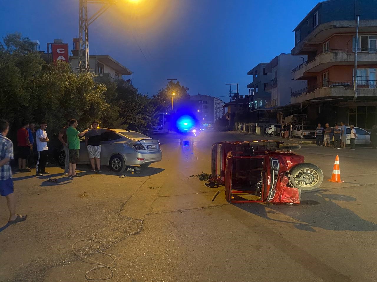 ÜÇ TEKERLİ ELEKTRİKLİ MOTOSİKLET OTOMOBİLLE ÇARPIŞTI: 4 YARALI