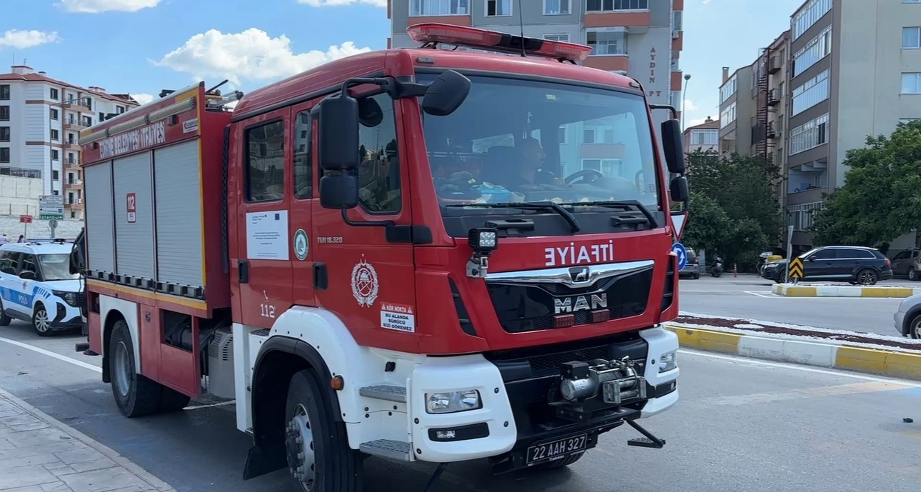 YOLDAN ÇIKAN OTOMOBİL TARLAYA UÇTU: 2 YARALI