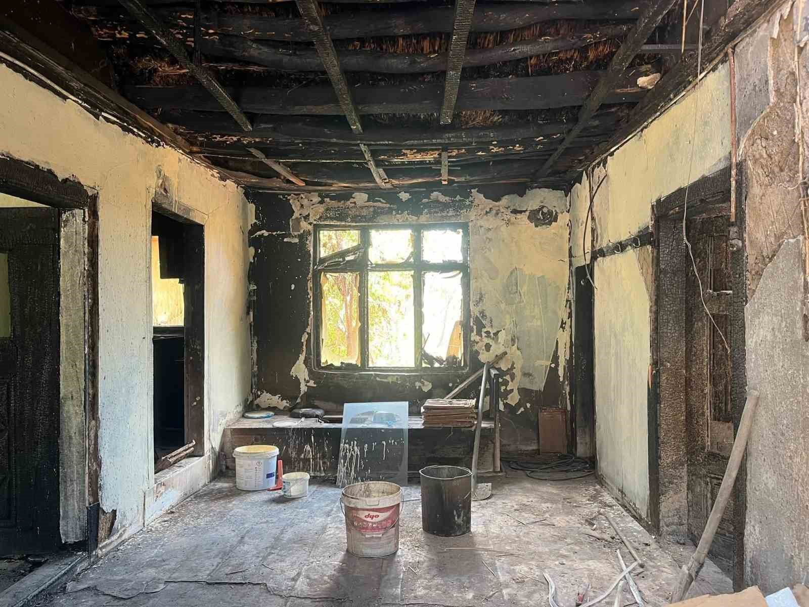 ALEVLERİN GERİDE BIRAKTIĞI ACI TABLO: EVİ YANAN ACILI BABA UZATILACAK YARDIM ELİNİ BEKLİYOR