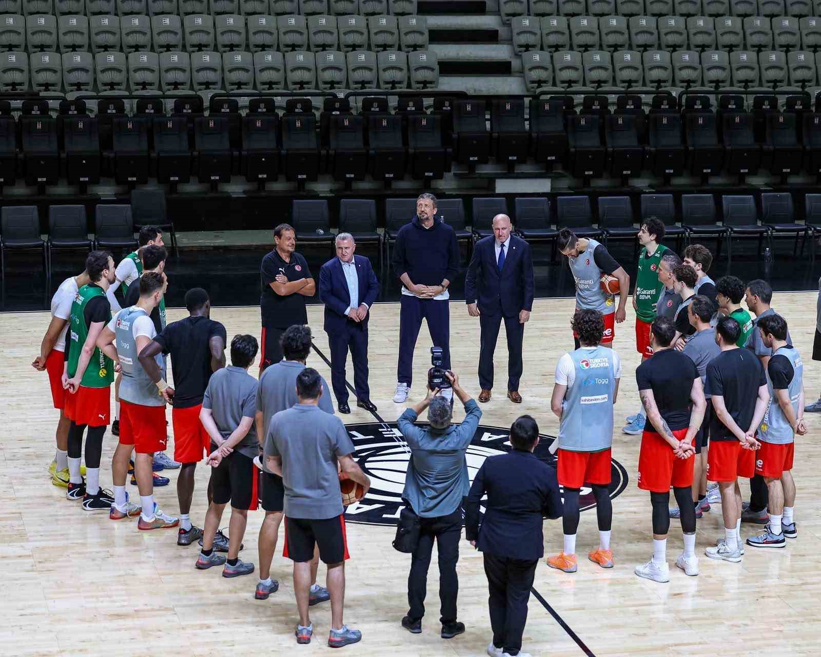 BAKAN BAK, A MİLLİ BASKETBOL TAKIMI’NIN ANTRENMANINI TAKİP ETTİ