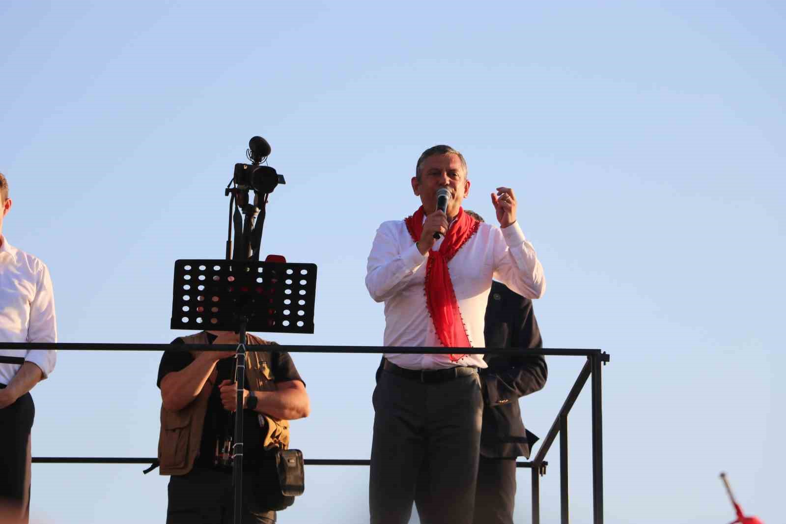 ÖZGÜR ÖZEL: "ÖNÜMÜZDEN ÇEKİLMEZSENİZ, NE KARA DÜZENE, NE YARGI KOLLARINA, NE DE PARTİYE ATADIĞI BUTLANIN KOLLARINA TESLİM OLMAYACAĞIZ"