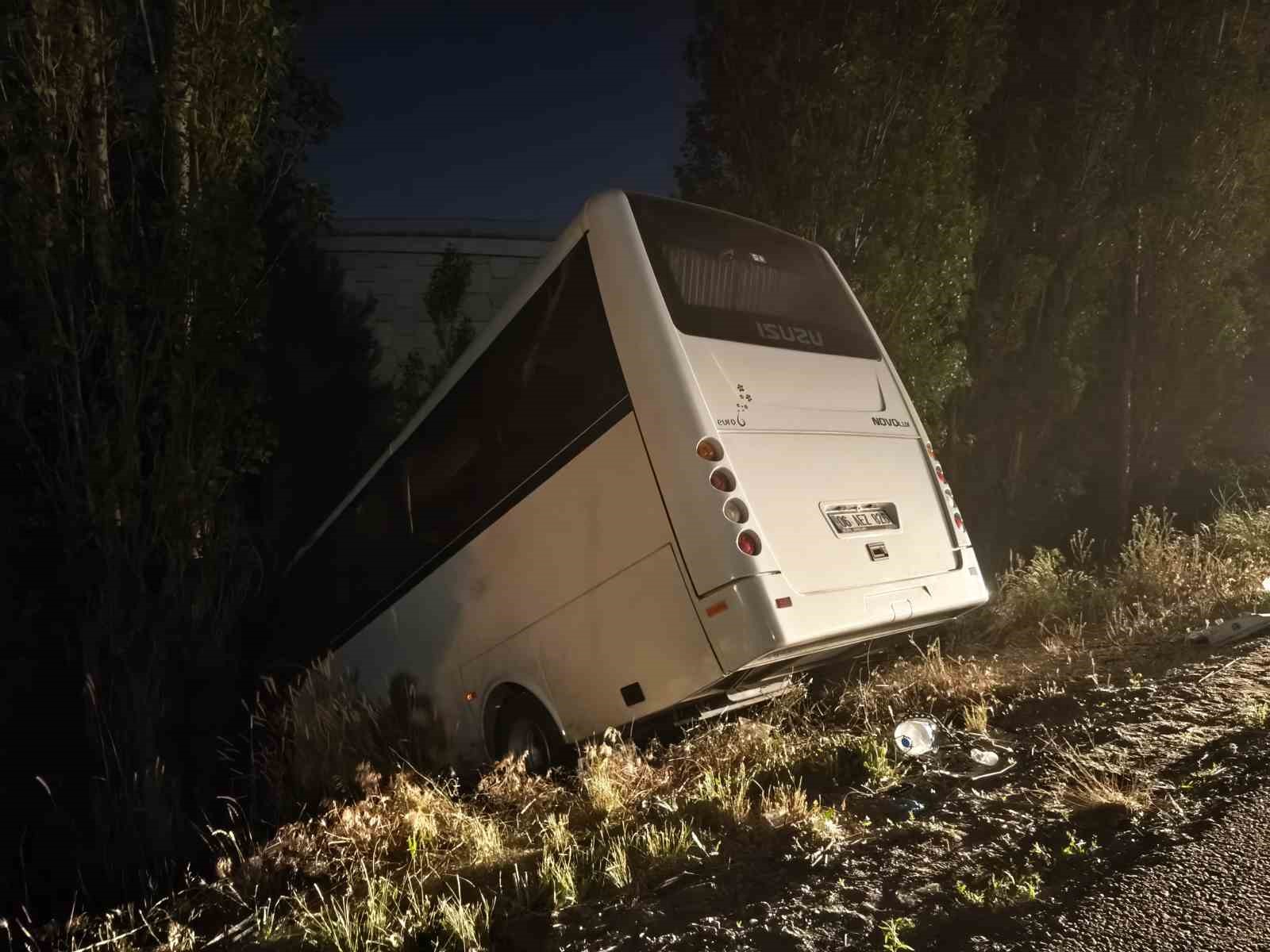 ANKARA’DA SERVİS ARACI YOL KENARINA DEVRİLDİ: 8 YARALI
