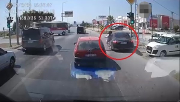 EMNİYET ŞERİDİNDEN GELİP GENÇ KIZA ÇARPTI, O ANLAR ARAÇ KAMERASINDA