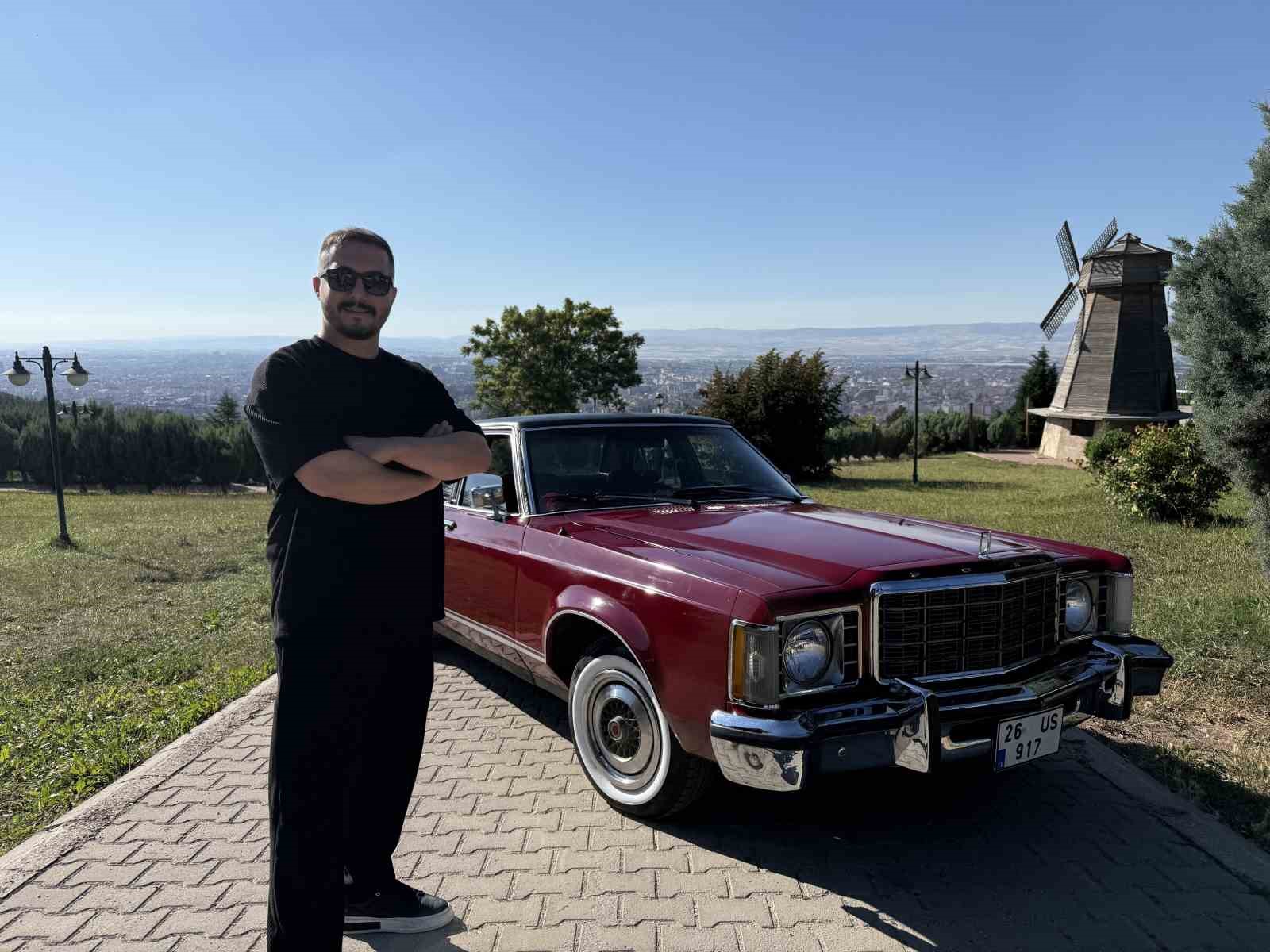 ESKİŞEHİR’İN ’EŞREF’İ: BABASININ ANISINI YILLARA MEYDAN OKUYAN KLASİK OTOMOBİLİYLE YAŞATIYOR