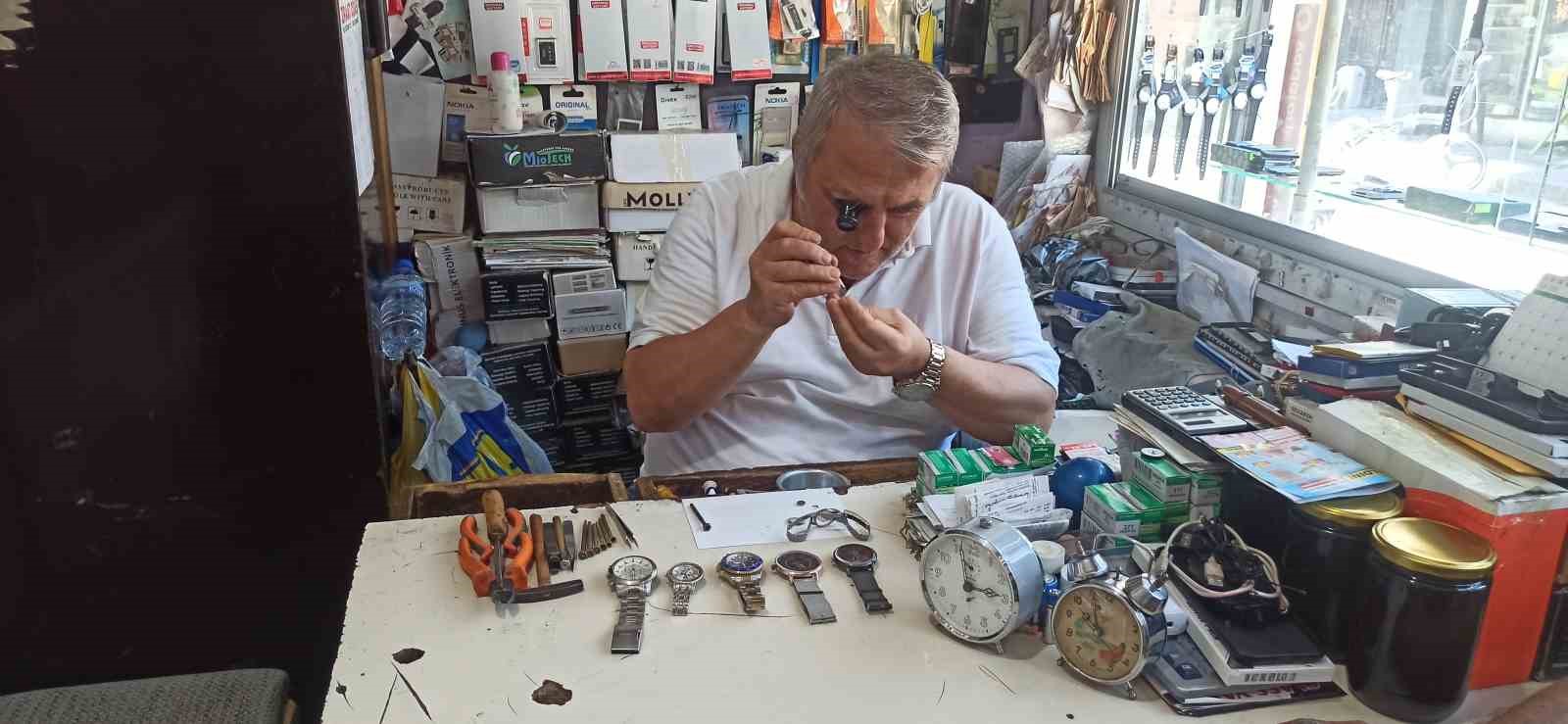 52 YILLIK SAAT TAMİRCİSİ TEKNOLOJİYE DİRENİYOR