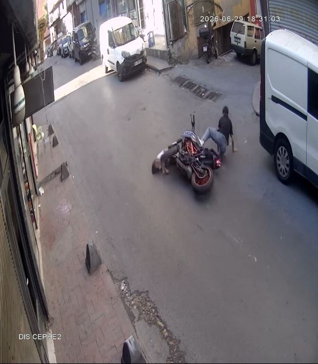 BEYOĞLU’NDA SCOOTER KULLANAN 4 YAŞINDAKİ ÇOCUĞA MOTOSİKLET ÇARPTI