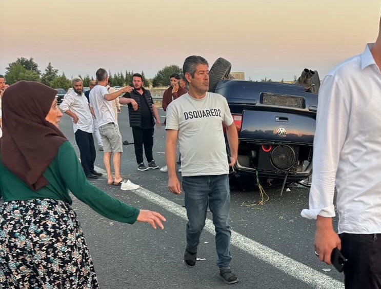 LÜLEBURGAZ’DA LASTİĞİ PATLAYAN OTOMOBİL TAKLA ATTI: 3 ÖLÜ, 1 YARALI