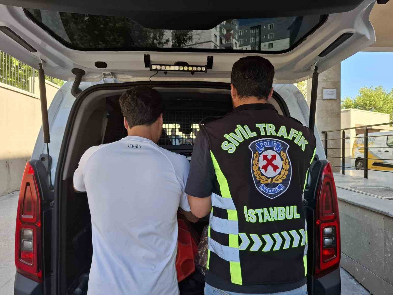 BEYLİKDÜZÜ’NDE ARACI DURDURUP SALDIRAN SÜRÜCÜYE 180 BİN LİRA CEZA: EHLİYETİNE EL KONULDU