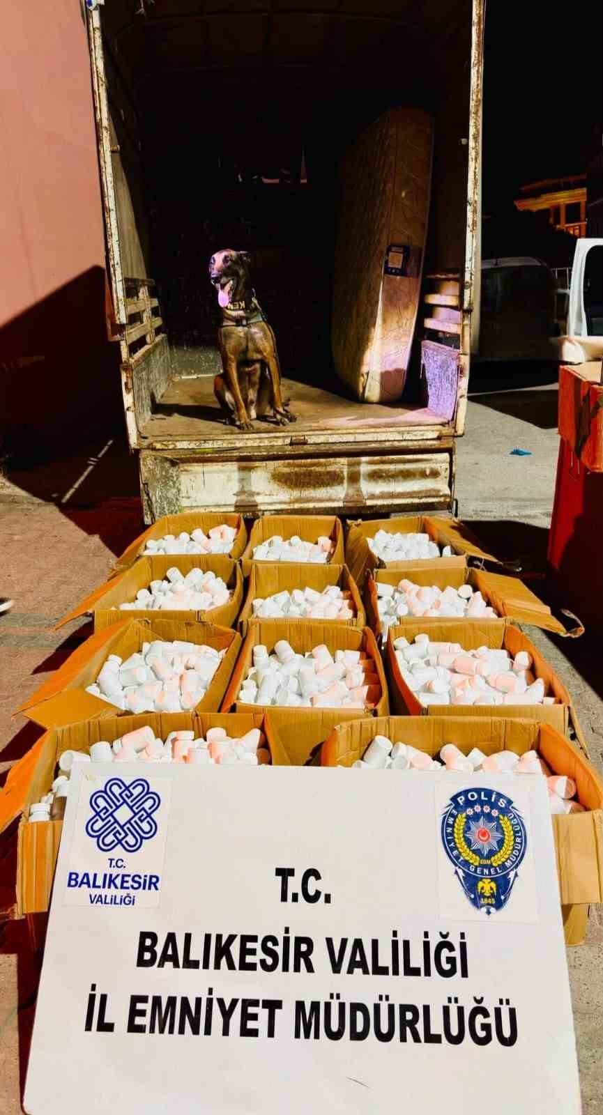 KAMYONETTE EV EŞYASI TAŞINMASI NARKOTİĞE TAKILDI: 144 BİN 900 ADET SENTETİK HAP ELE GEÇİRİLDİ