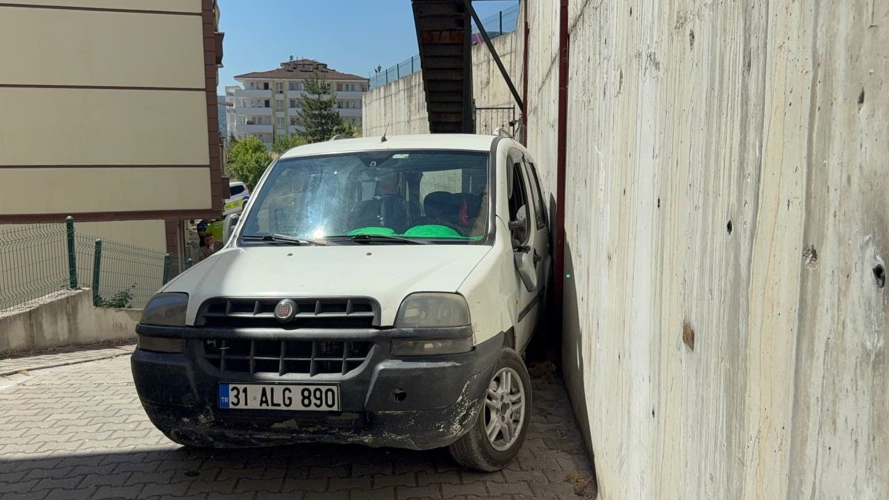 AKÜSÜ BİTEN ARACI İTERKEN CANINDAN OLUYORDU