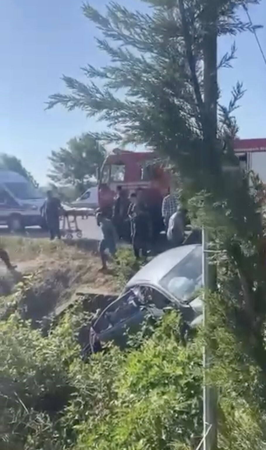 OTOMOBİL MENFEZE UÇTU: ANNE İLE KIZI HAYATINI KAYBETTİ, SÜRÜCÜ YARALANDI