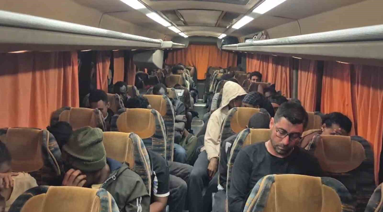 İZMİR’DE 36 DÜZENSİZ GÖÇMEN VE 1 GÖÇMEN KAÇAKÇISI YAKALANDI