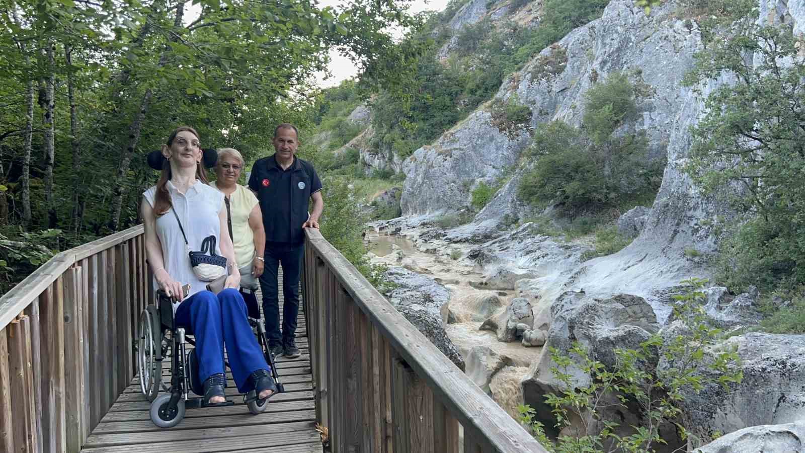 "DÜNYANIN EN UZUN BOYLU KADINI" KASTAMONU’DA HORMA KANYONUNU GEZDİ