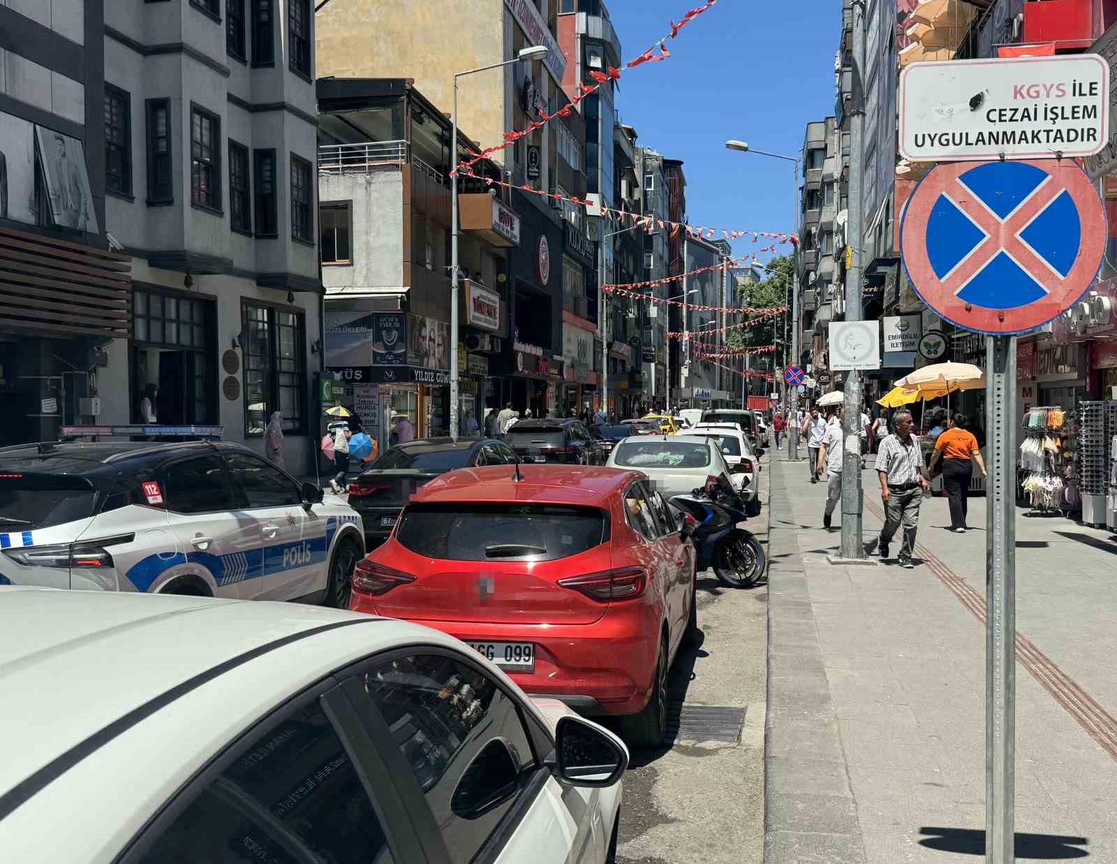 HATALI PARKLAR TRAFİĞİ ZAMAN ZAMAN AKSATIYOR