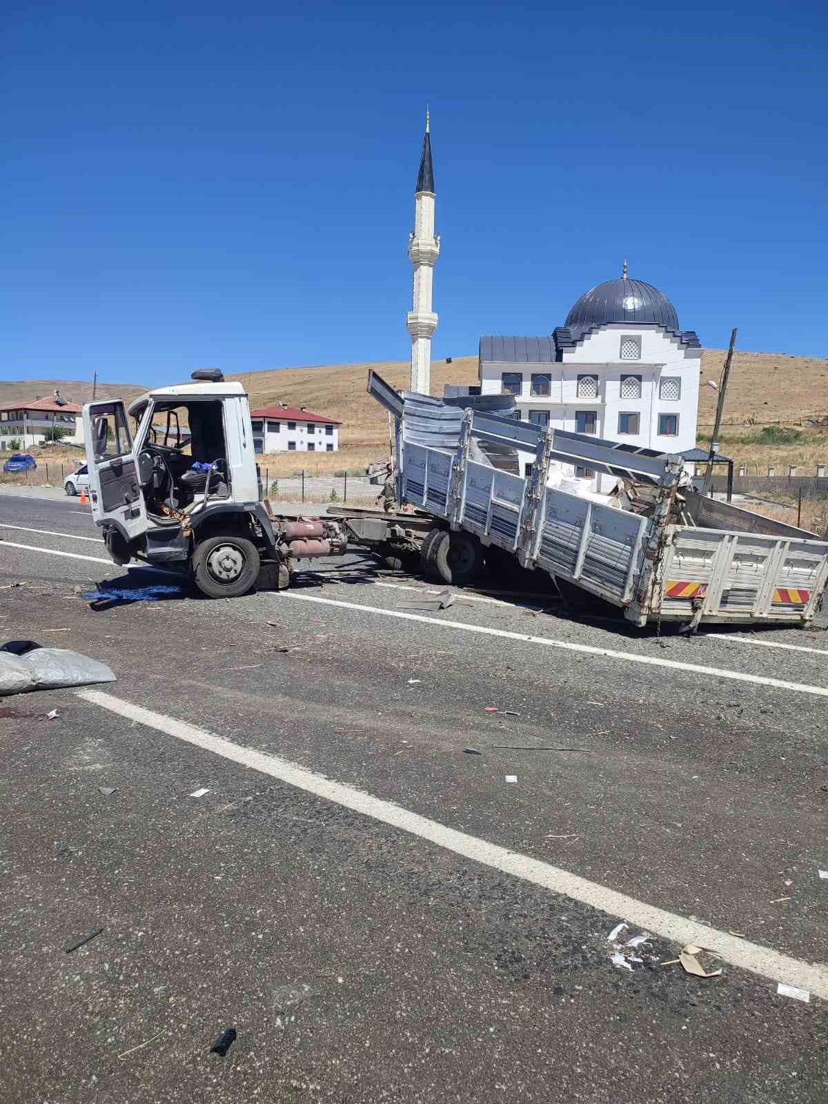 ELAZIĞ’DA KAMYONLAR ÇARPIŞTI: 1 YARALI