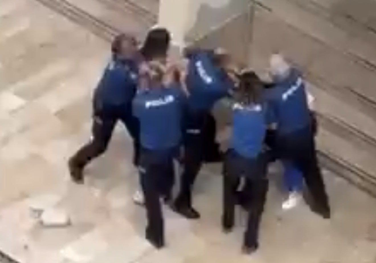 POLİSİN ÖNÜNDE KADIN KAVGASI