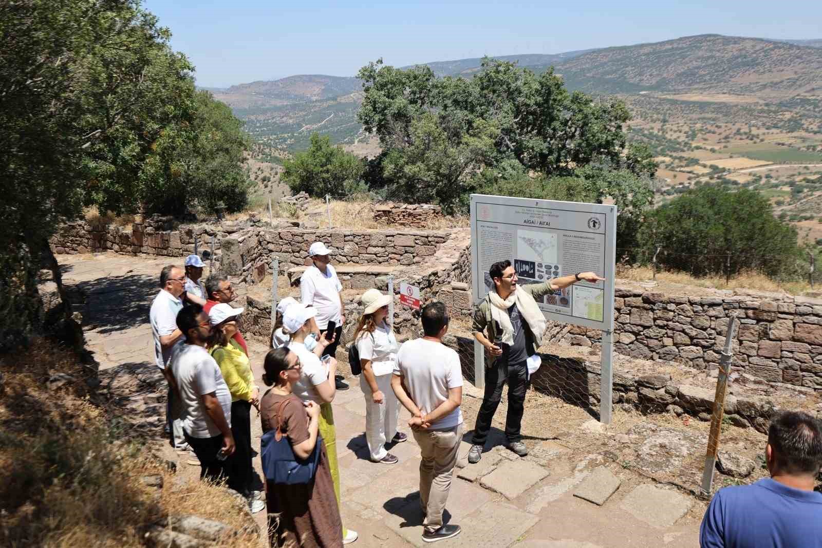KOMİSYON ÜYELERİ YUNUSEMRE’NİN TARİH VE KÜLTÜR ROTASINI KEŞFETTİ