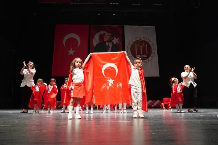 BİLECİK BELEDİYESİ ÇOCUK SOSYAL TESİSLERİ’NDE MEZUNİYET SEVİNCİ