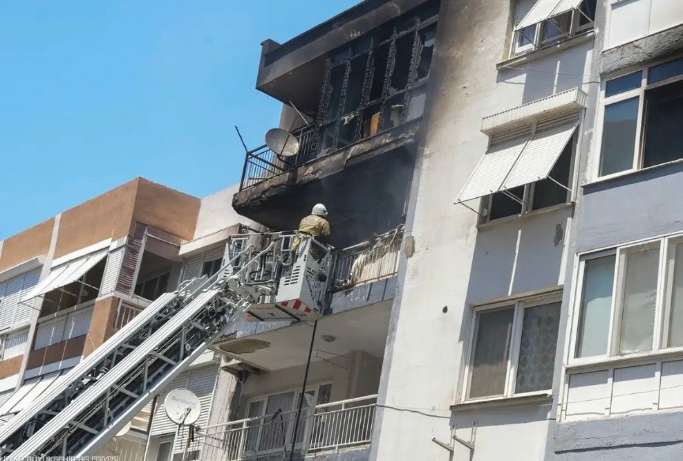 İZMİR’DE KORKUTAN YANGIN: 6 KİŞİ DUMANDAN ETKİLENDİ