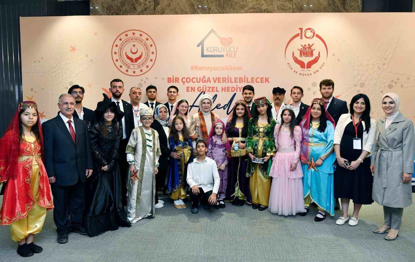 EMİNE ERDOĞAN: "İNSANLIK TÜM ÇOCUKLARINA SICAK BİR YUVA, ADALET VE BARIŞ DOLU BİR DÜNYA BORÇLUDUR"